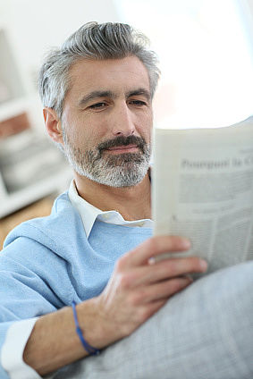 Mann mit Zeitung