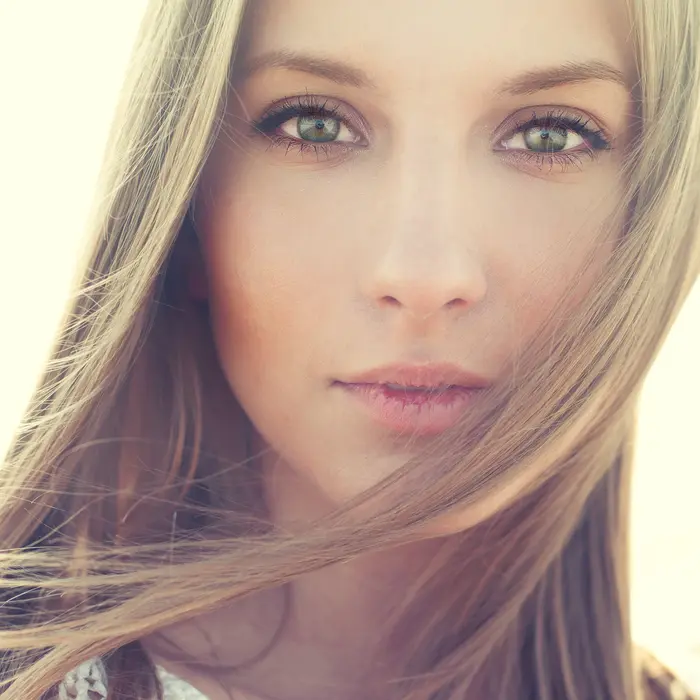 Portrait junge Frau braune Augen